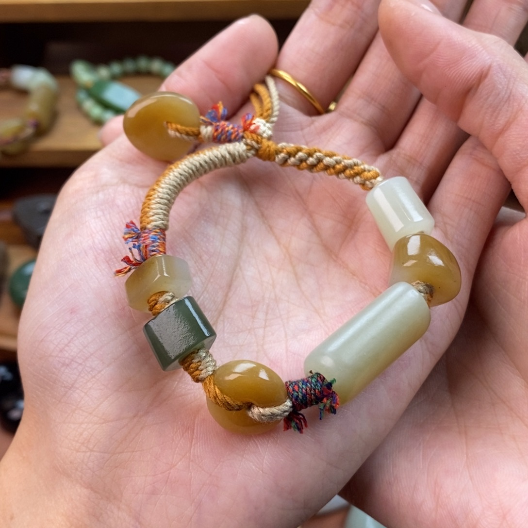 简***师和田玉未镶嵌颈饰