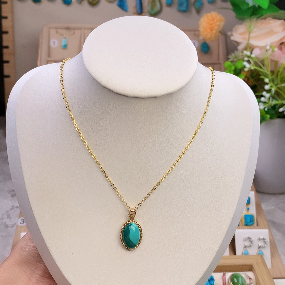 兔****绿松石18K金镶嵌颈饰