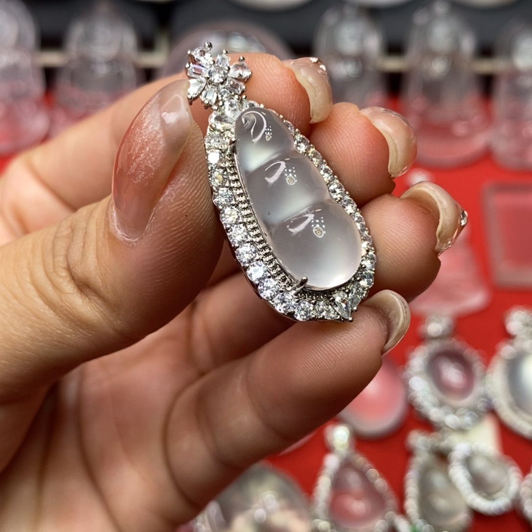 石英质玉合金吊坠