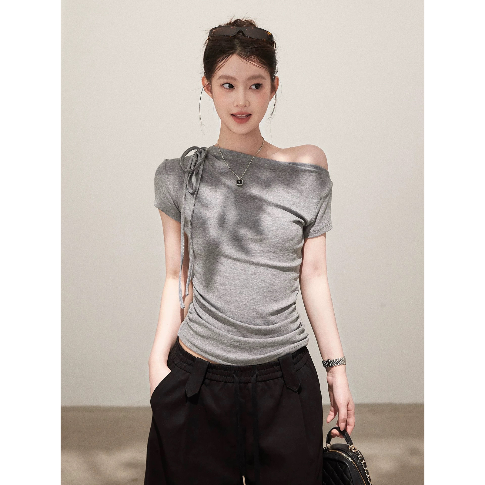 Chun |椿•树下-独特绝美绑带设计感一字肩斜肩露肩短袖T恤