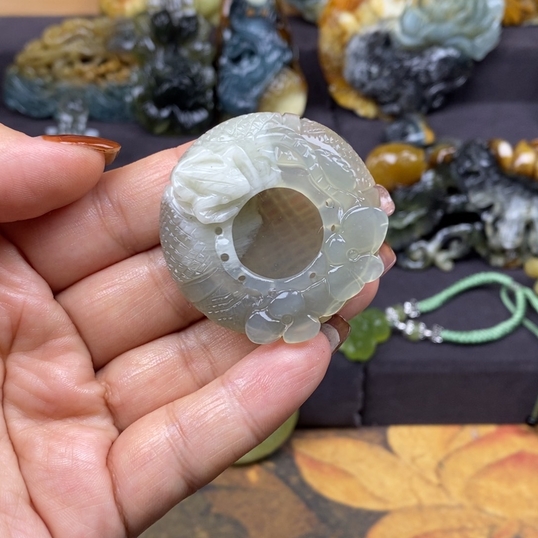 蛇纹石玉颈饰未镶嵌大****丽