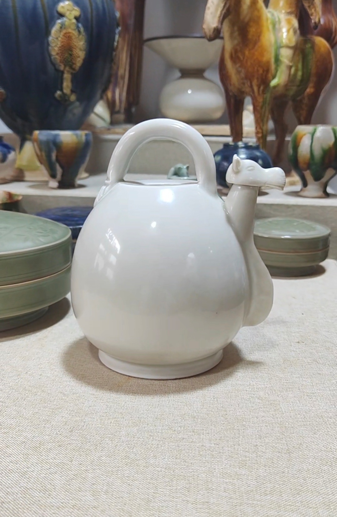 形窑兽首壶瓷摆件