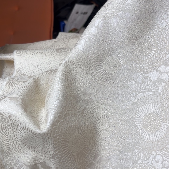 米色宝向花提花2米。    