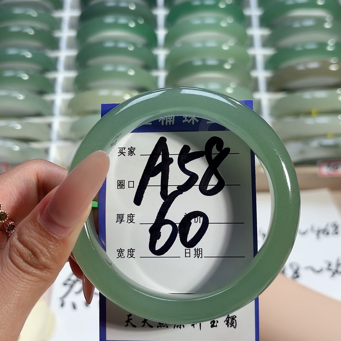 紫***雨未镶嵌手镯石英质玉