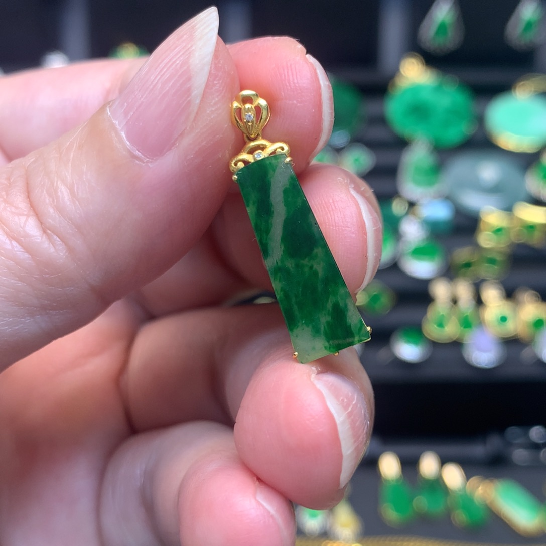 翡翠18K金镶嵌颈饰有纹