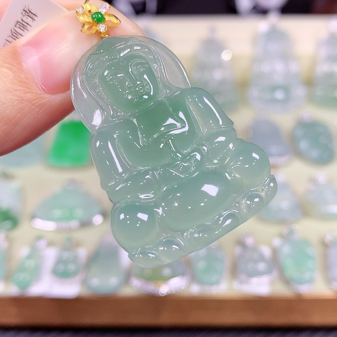 翡翠18K金镶嵌颈饰观音