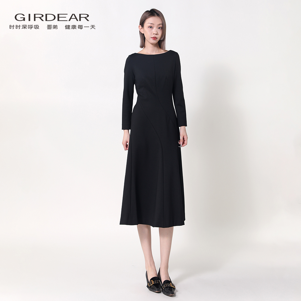 GIRDEAR哥弟新款简约优雅高级感大气中袖船型领长款连衣裙1500541