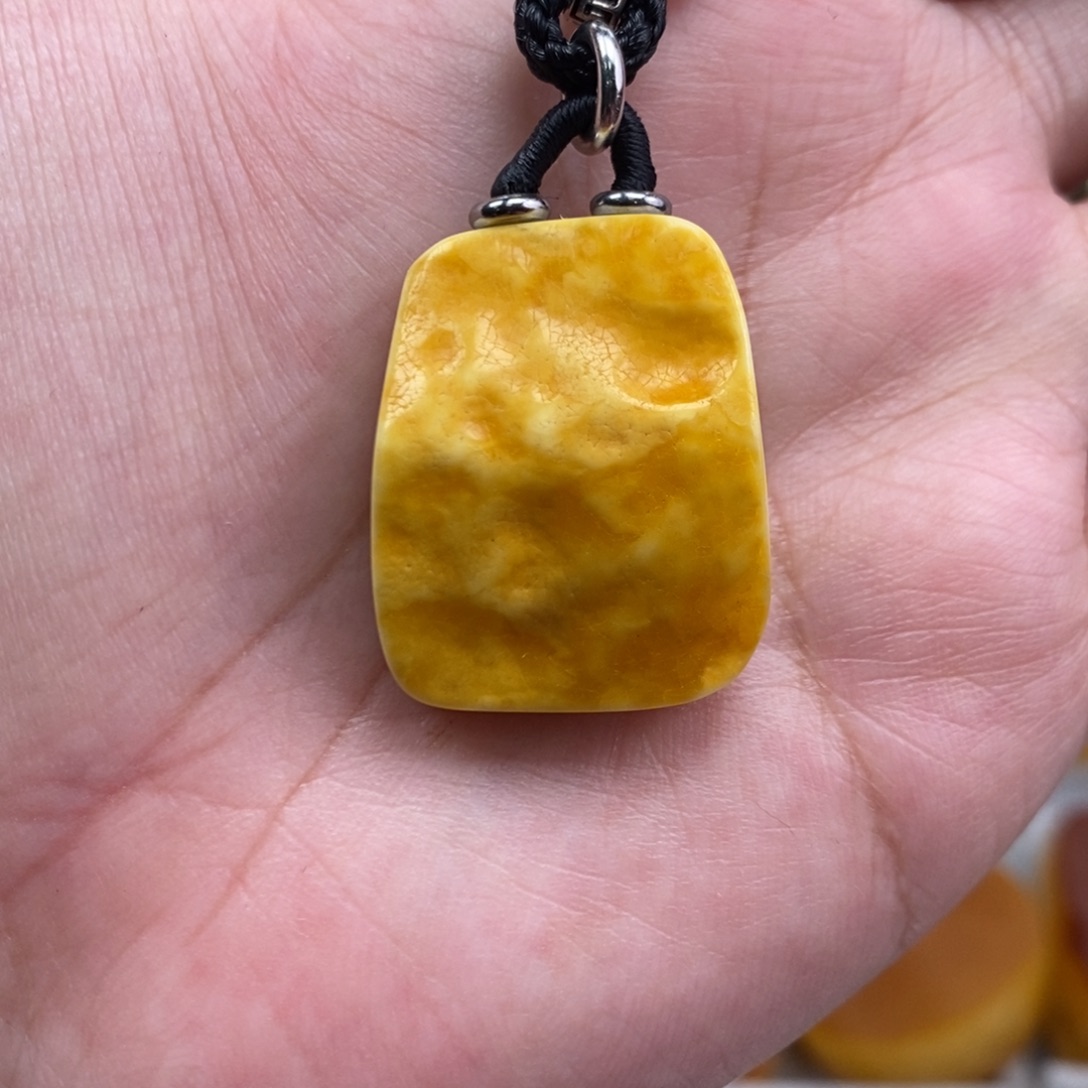 琥珀吊坠(赠链)未镶嵌