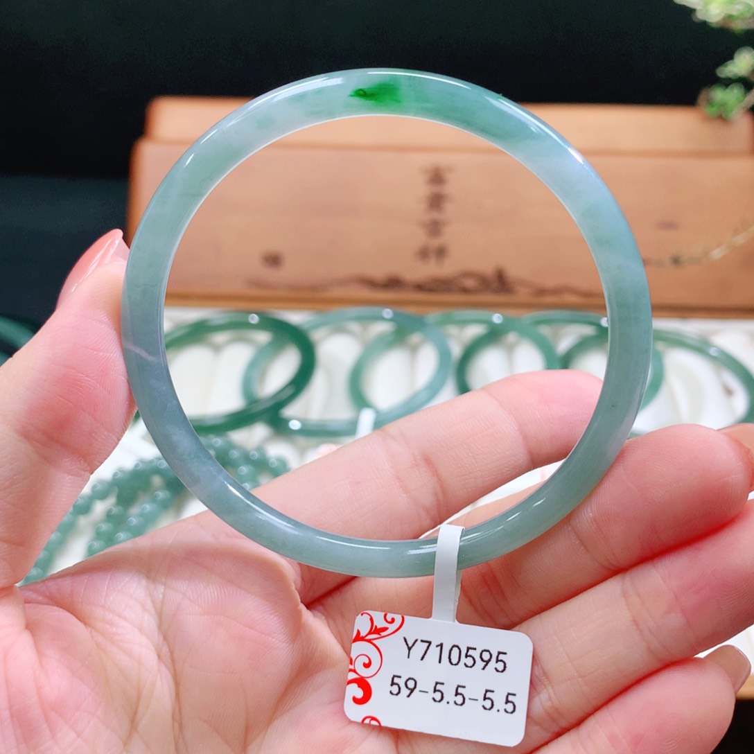 翡翠手镯未镶嵌天然