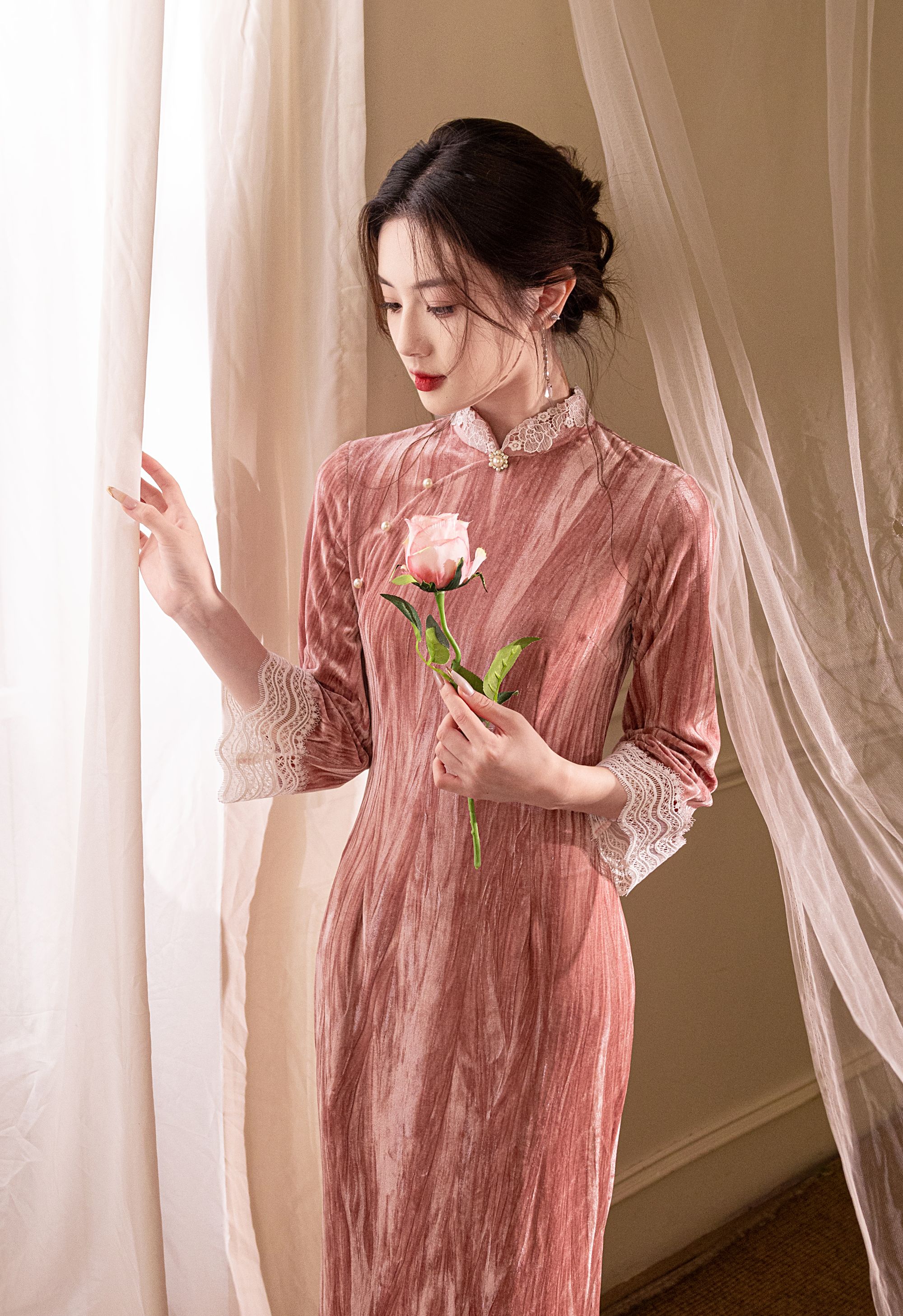 风华《雅颂》2025秋季上新同款双色少女风蕾丝袖边气质高雅款旗袍