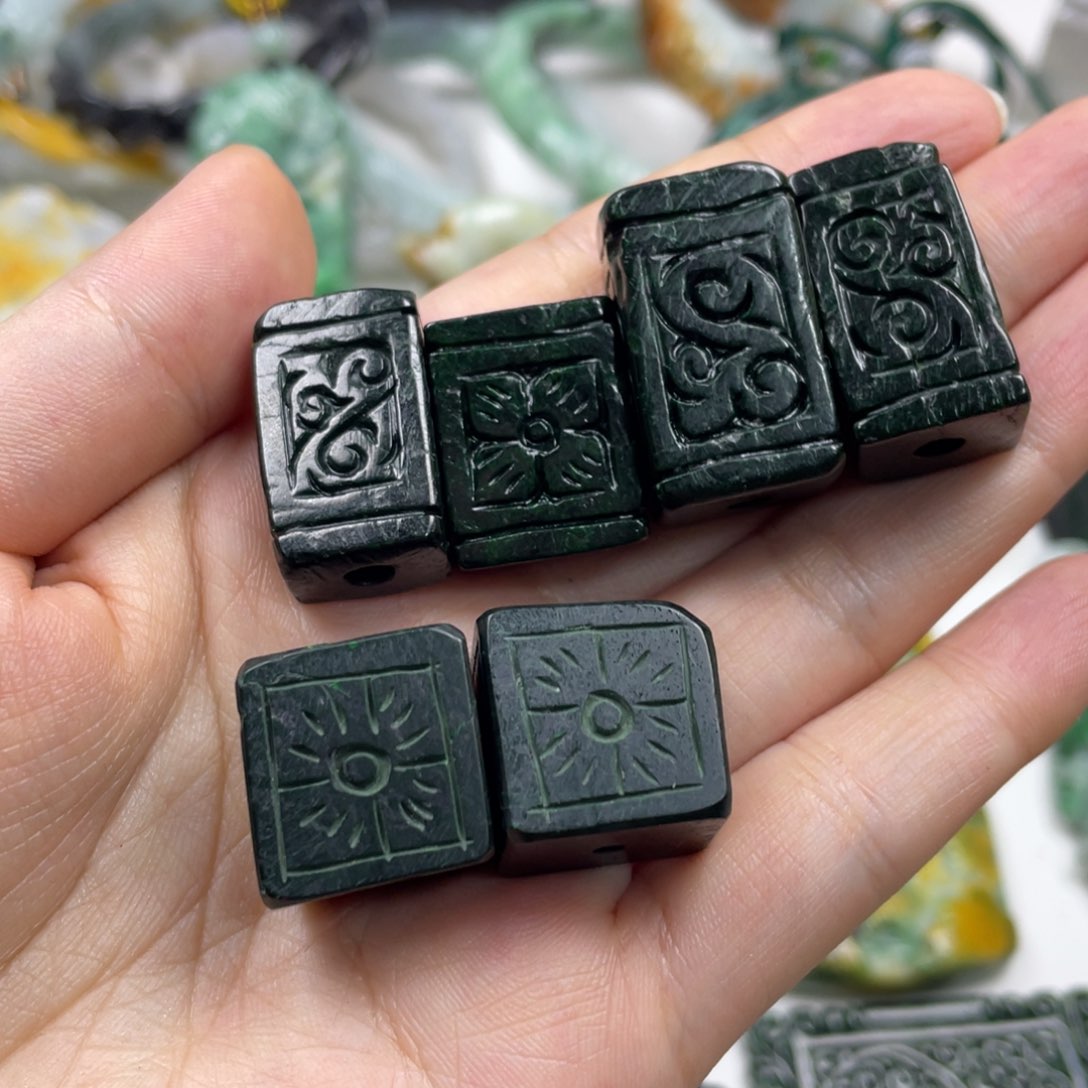 董***姐翡翠未镶嵌颈饰牌子