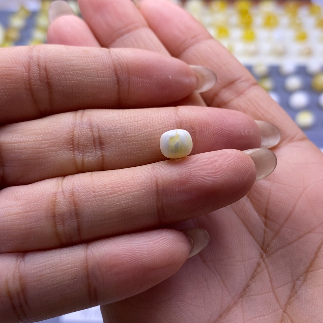 琥珀珠宝奇石未镶嵌一****?