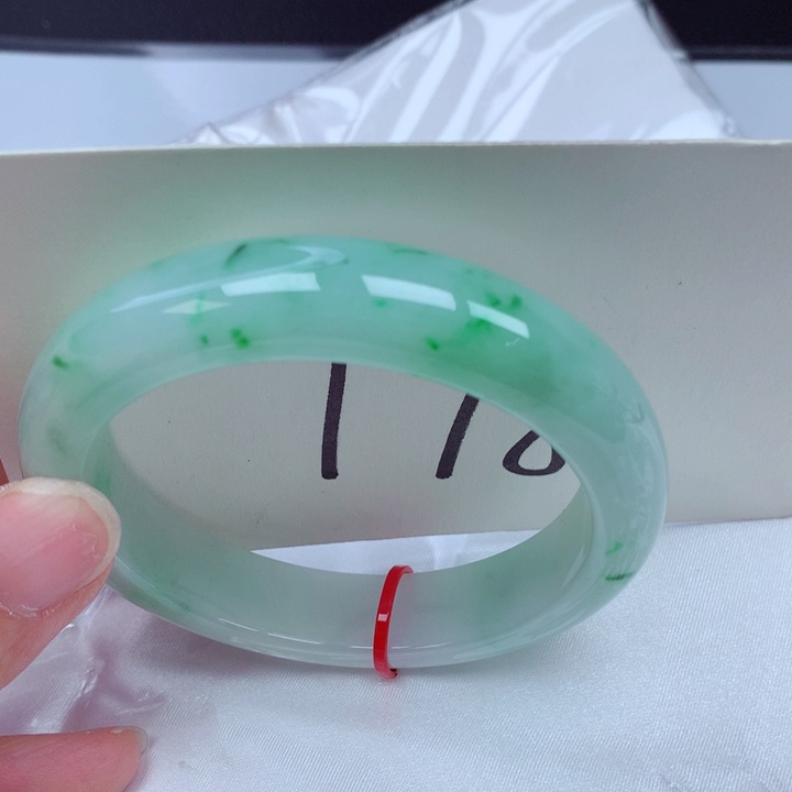 翡翠手镯未镶嵌翡翠