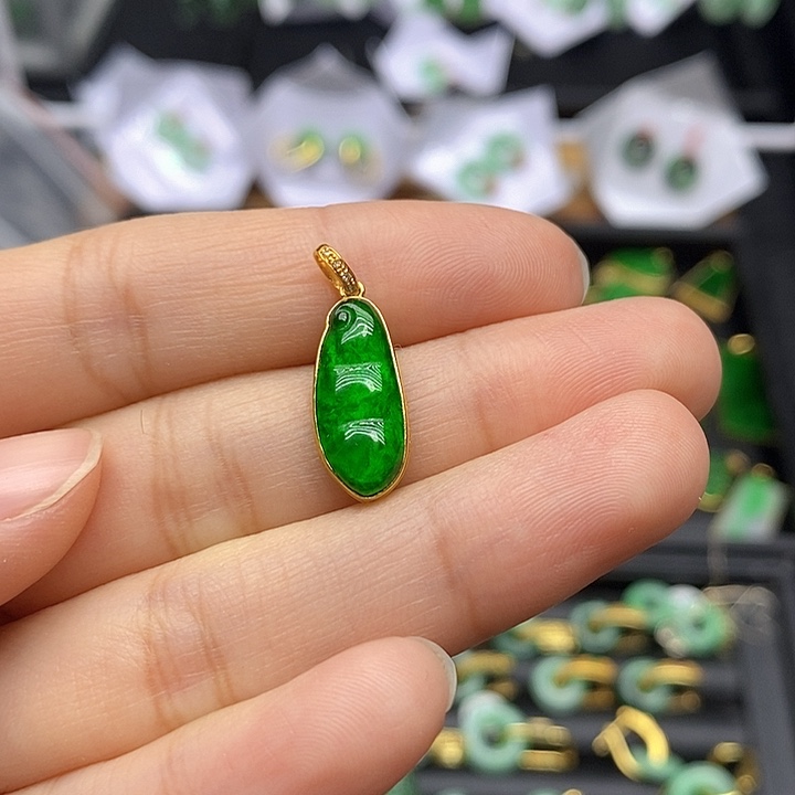 翡翠颈饰18K金镶嵌天然翡翠