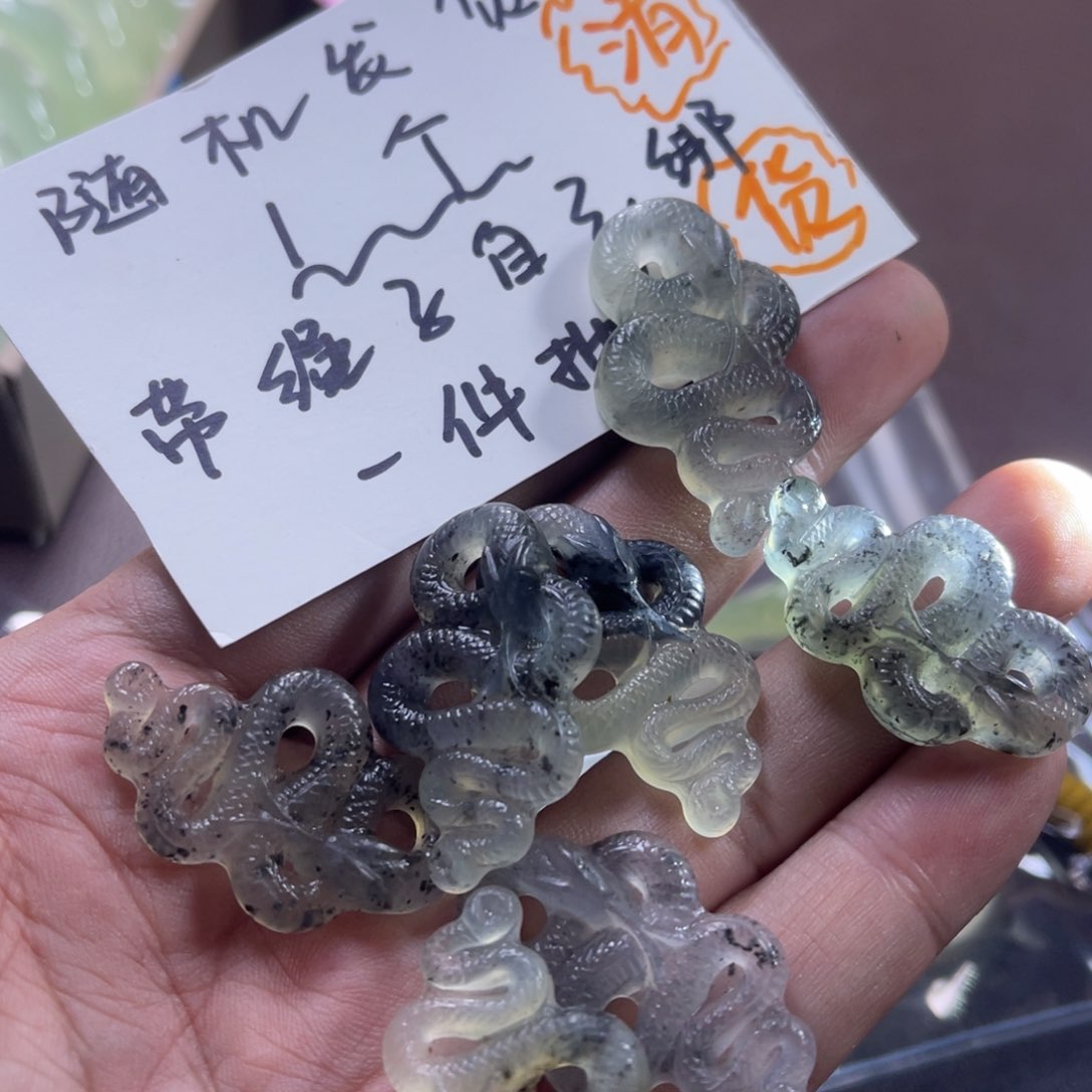 蛇纹石玉颈饰未镶嵌
