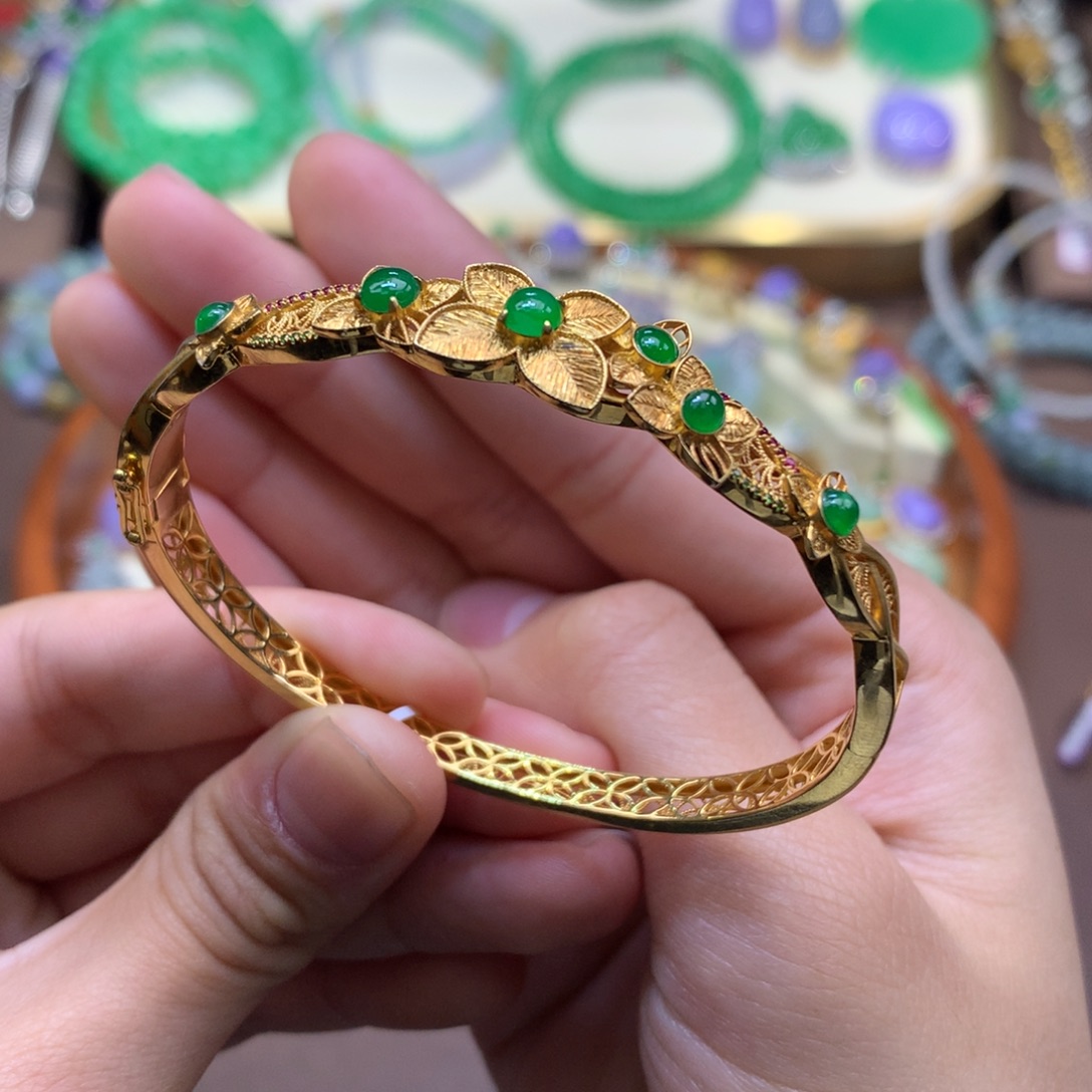 翡翠18K金镶嵌颈饰翡翠