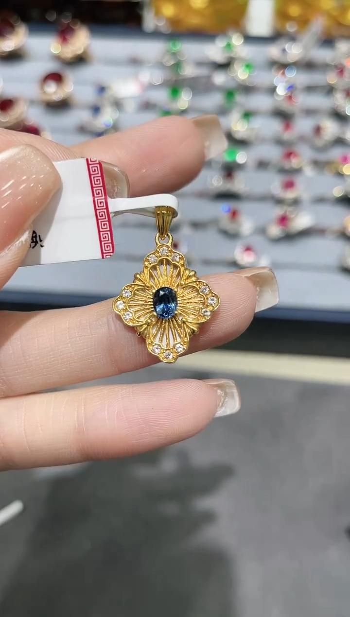 18K金镶嵌蓝宝石吊坠
