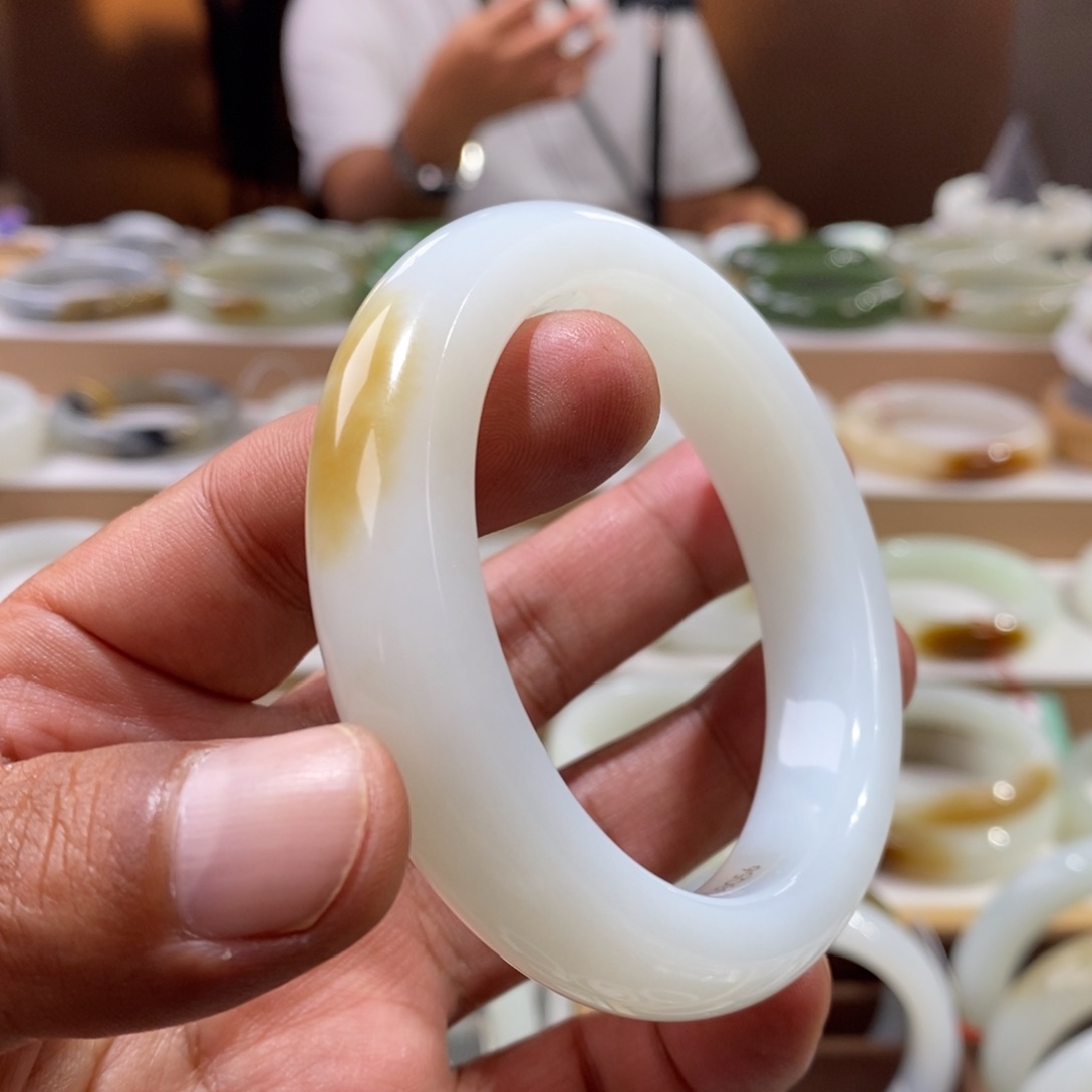 和田玉手镯未镶嵌