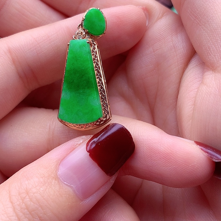 翡翠颈饰18K金镶嵌翡翠