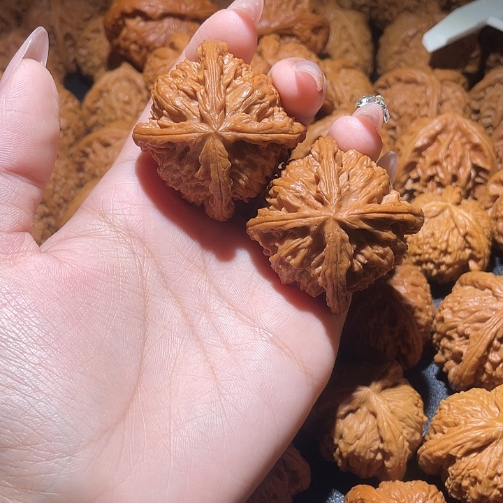 用***4文玩核桃吊坠小妹三棱