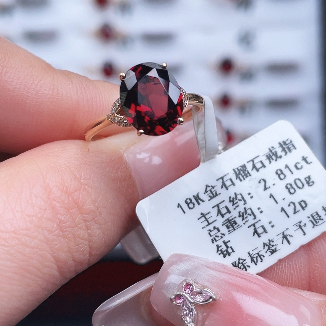 18K金镶嵌戒指石榴石