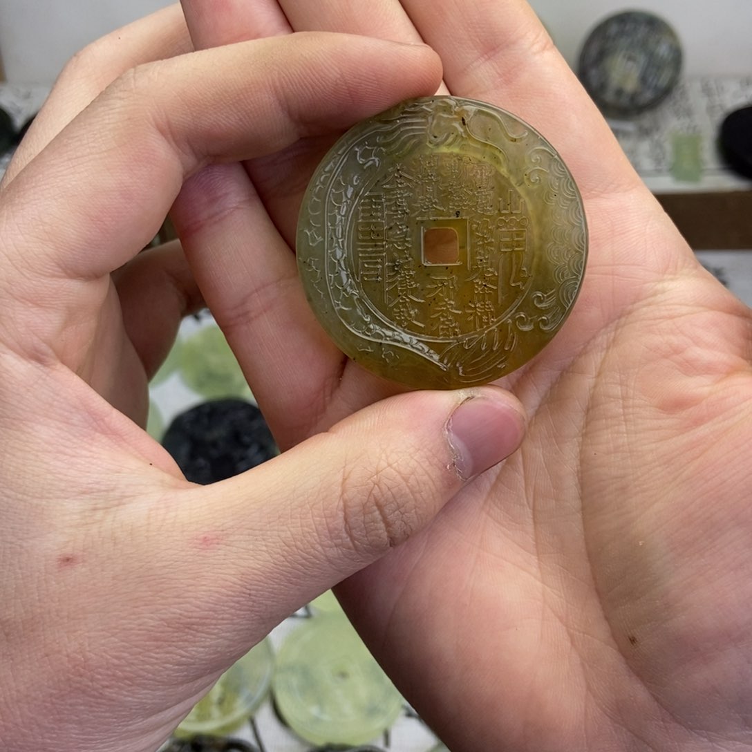 蛇纹石玉颈饰未镶嵌