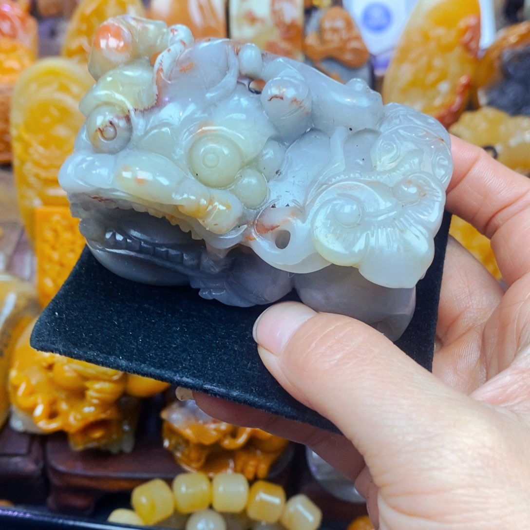未镶嵌石英质玉（黄龙玉）颈饰