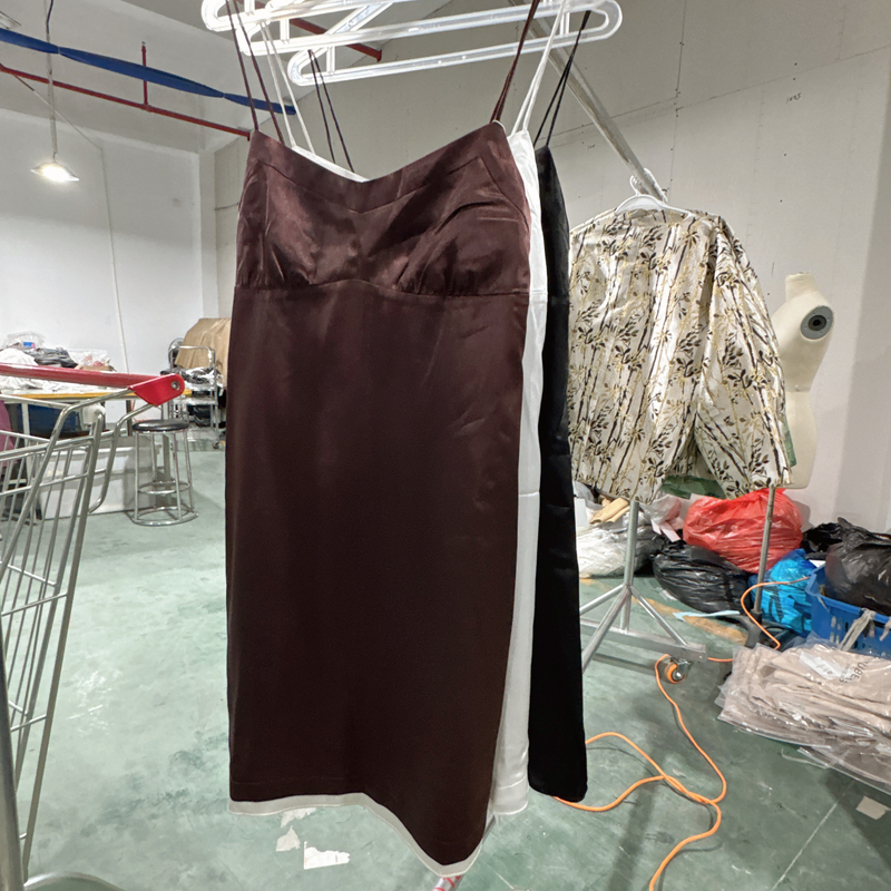 KUBERAS 气质时尚女士V字领下摆拼接吊带裙