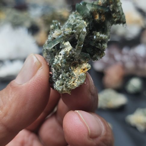 水晶摆件未镶嵌川藏绿幽灵晶辍