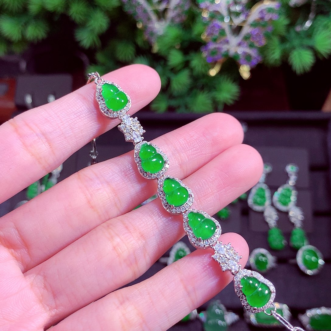 颈饰未镶嵌翡翠高*?