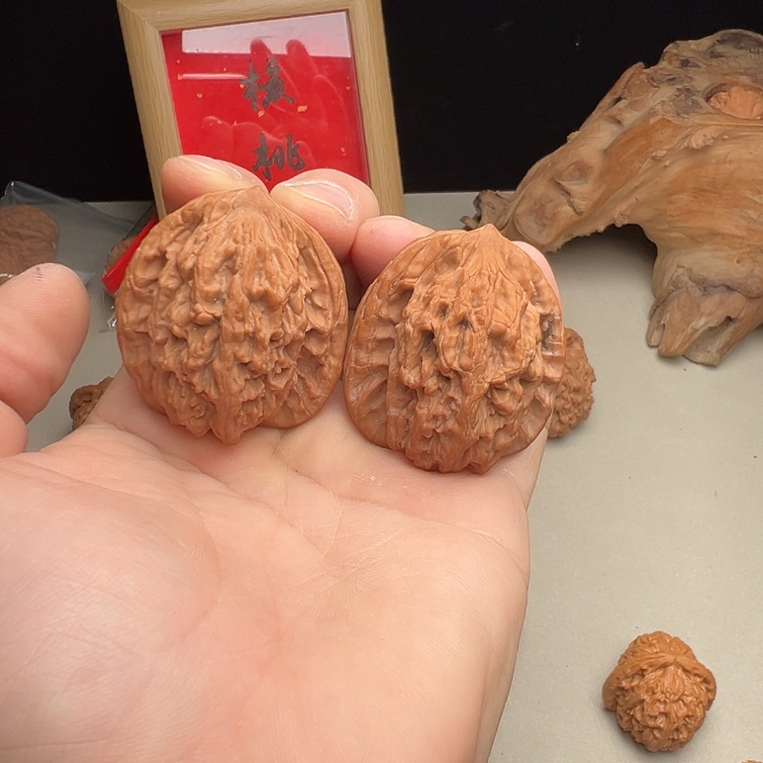 文玩核桃吊坠虎头