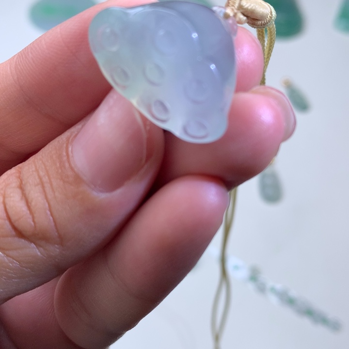 翡翠未镶嵌颈饰莲蓬