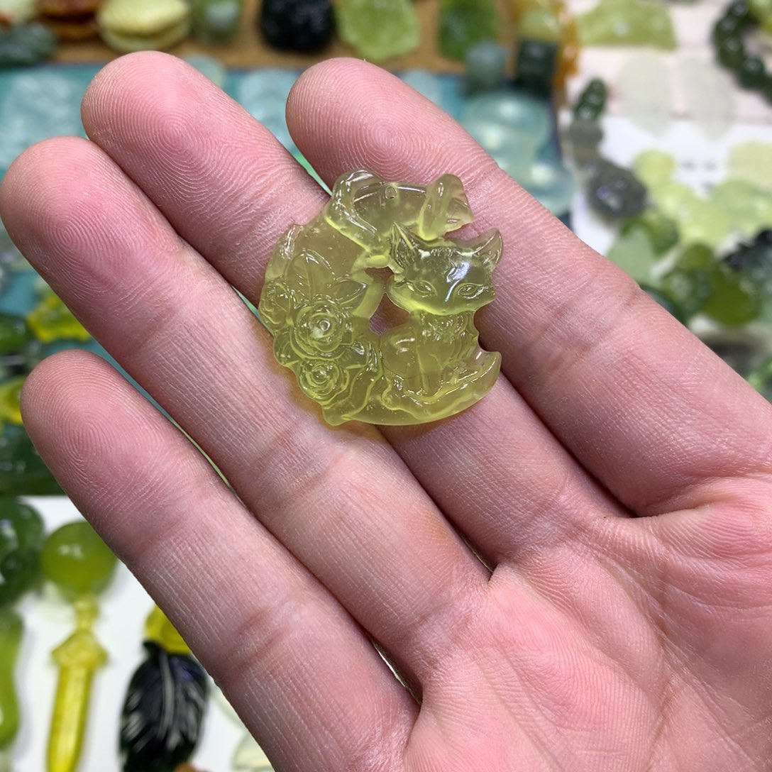 岫玉颈饰未镶嵌月亮狐狸