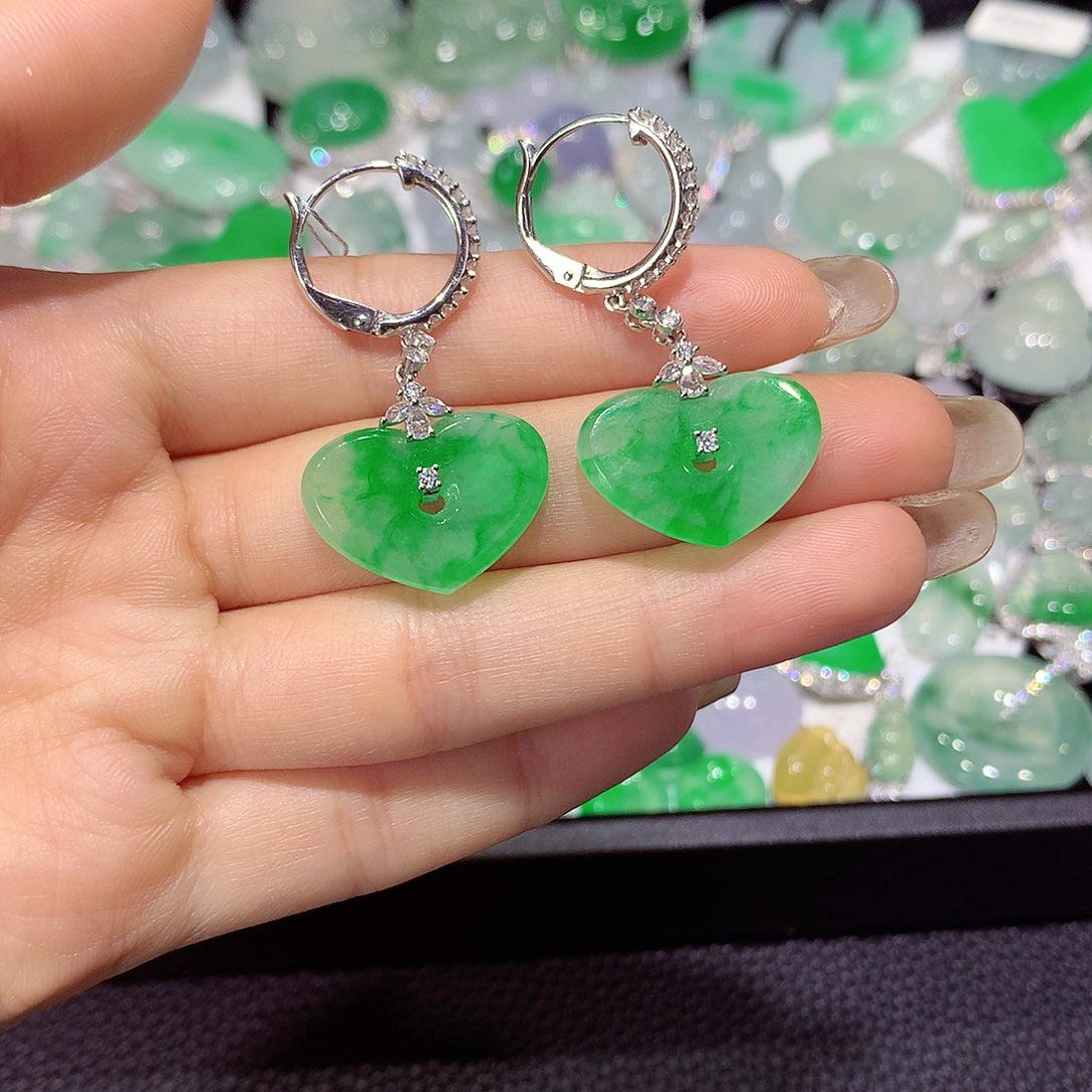 翡翠18K金镶嵌颈饰桃心