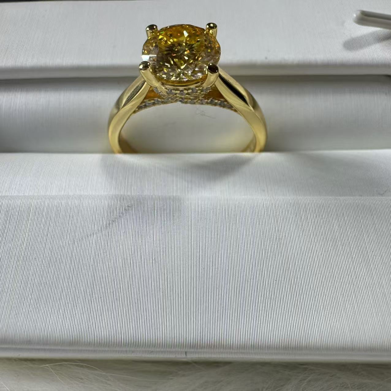 南非18A u婚戒 黄色阳春秋华天花板戒指.Ｑ