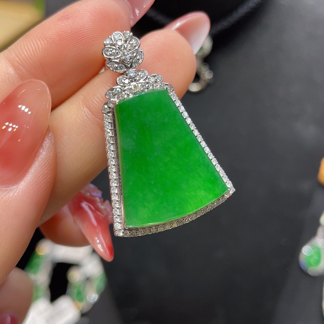 翡翠18K金镶嵌颈饰天然缅甸翡翠a货