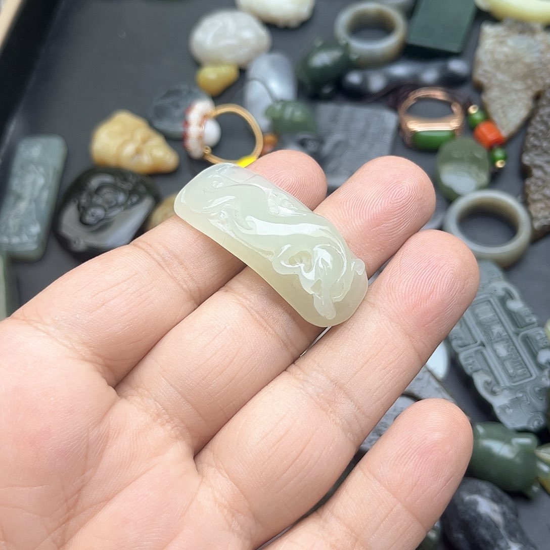 和田玉挂件未镶嵌白*度