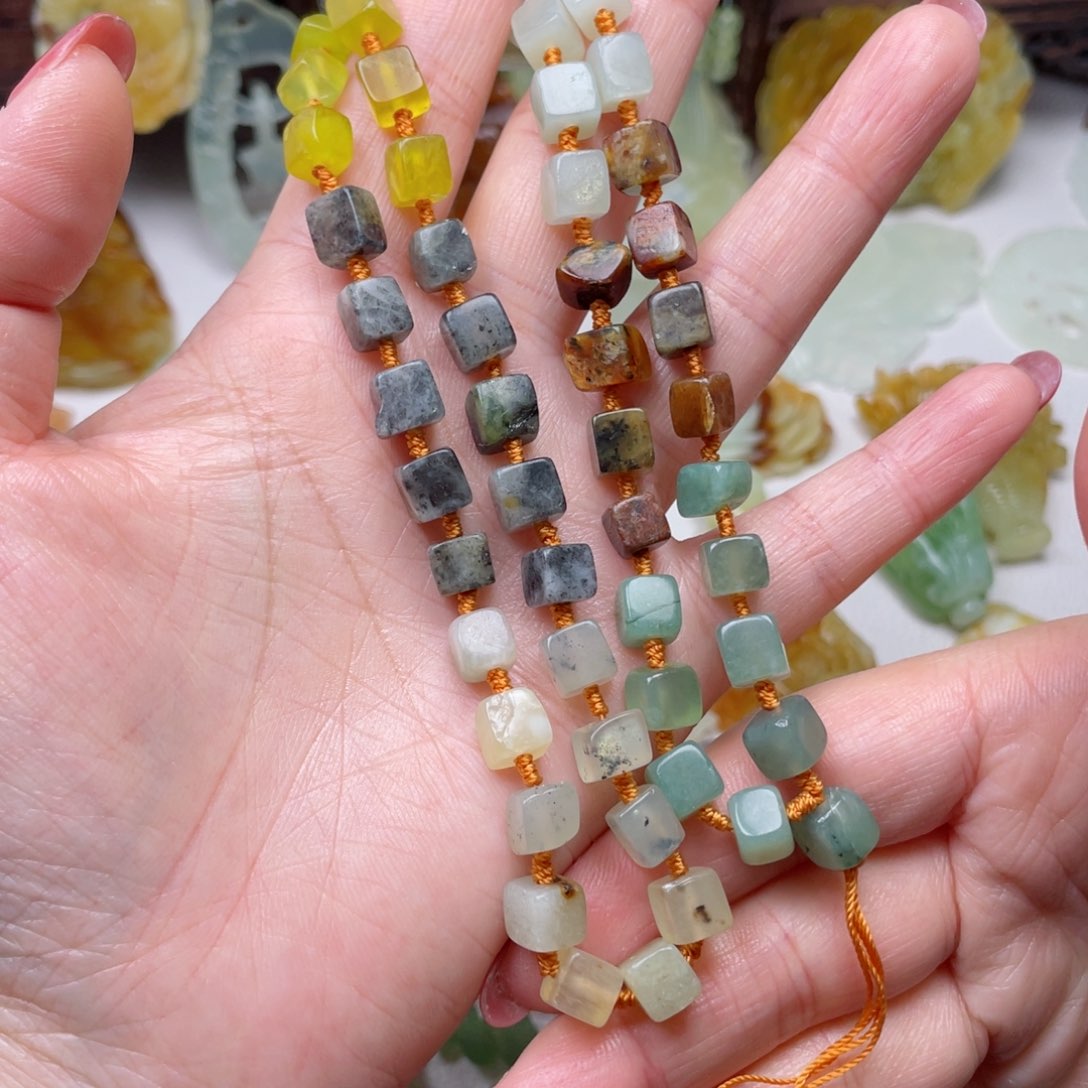 蛇纹石玉颈饰未镶嵌