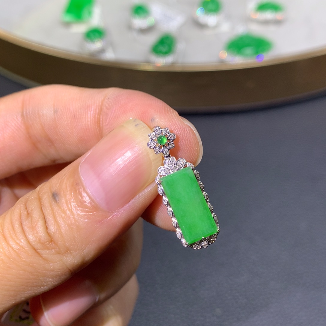 翡翠18K金镶嵌颈饰翡翠