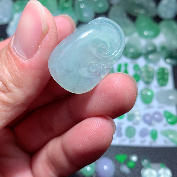 翡翠颈饰未镶嵌如意