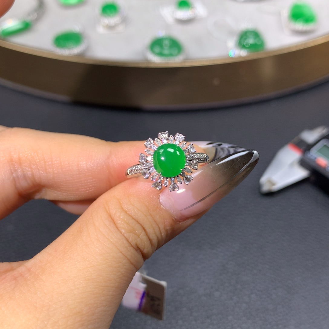 翡翠戒指18K金镶嵌翡翠