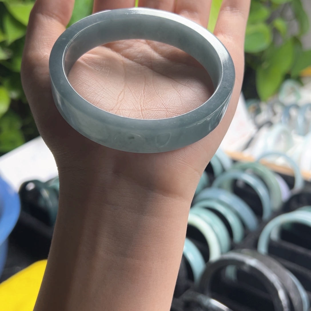 翡翠颈饰未镶嵌翡翠手镯