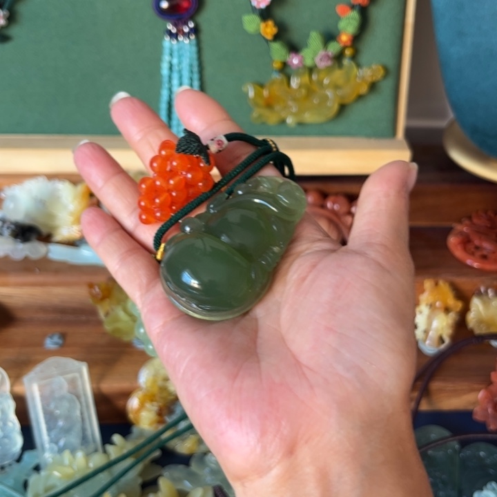 大***肉蛇纹石玉合金吊坠吊坠