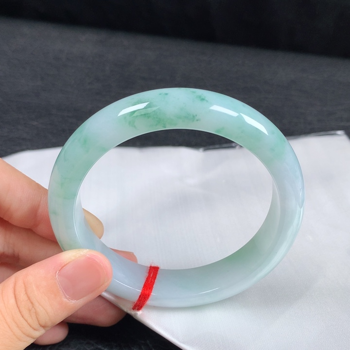 翡翠未镶嵌手镯  