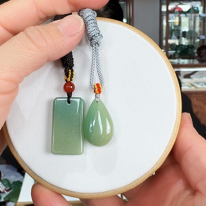 密玉（石英质玉）吊坠合金