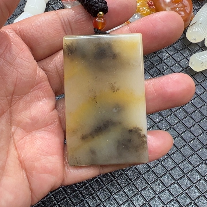 石英质玉（黄龙玉）颈饰未镶嵌