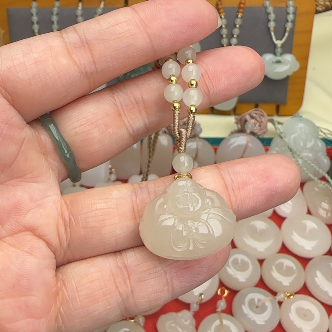 和田玉未镶嵌颈饰饼*