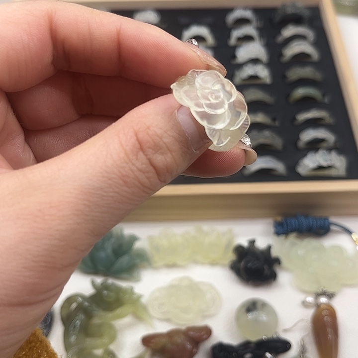 一***姣蛇纹石玉合金戒指