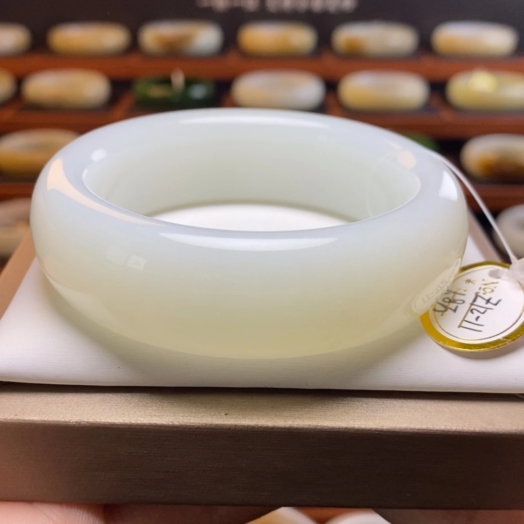 精品糯白和田玉手镯