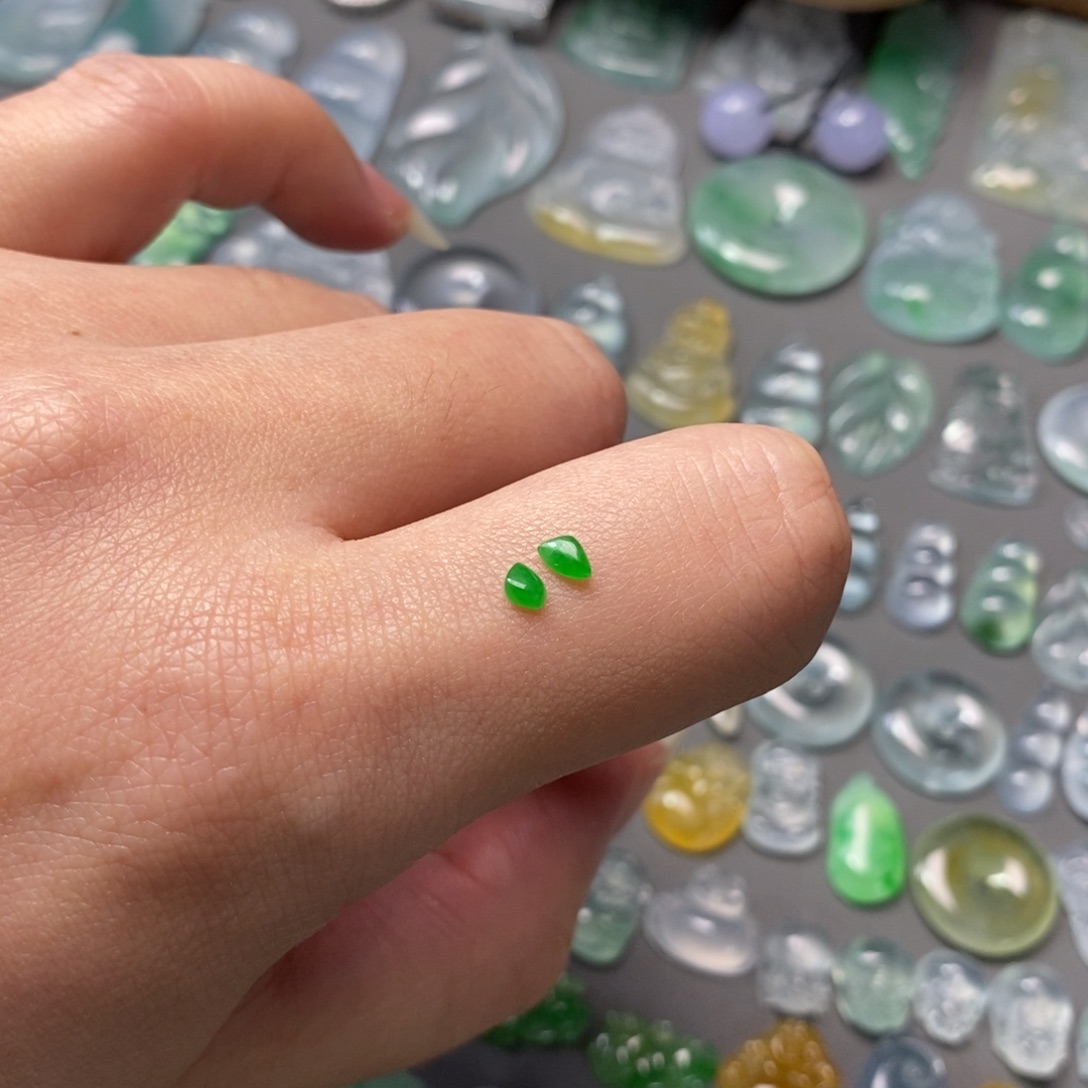 叶***9翡翠未镶嵌颈饰翡翠